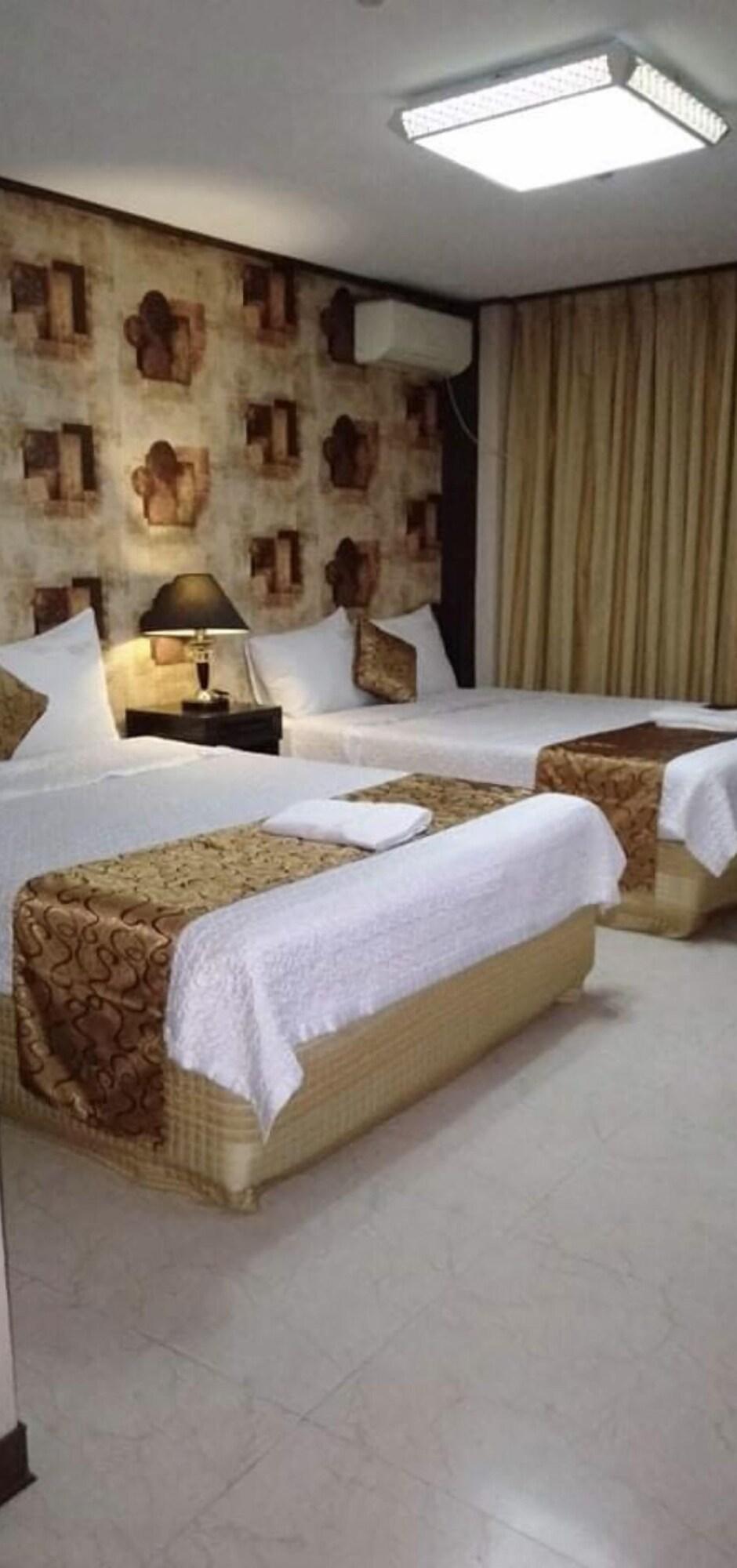 The Shila Philla Hotel Makati City Esterno foto