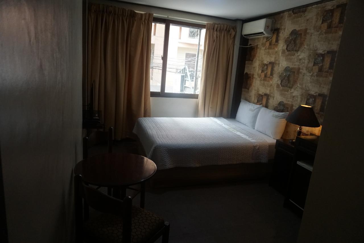 The Shila Philla Hotel Makati City Esterno foto