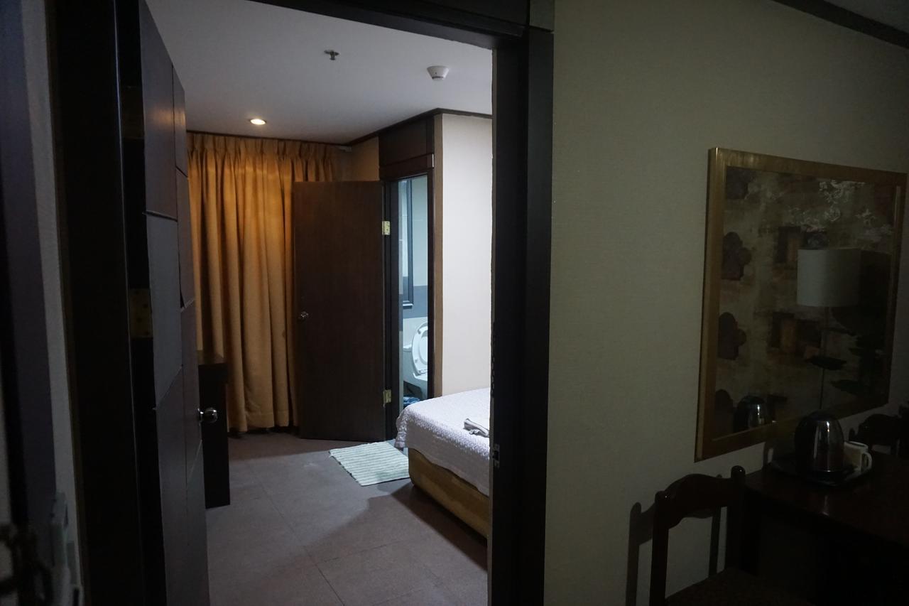 The Shila Philla Hotel Makati City Esterno foto